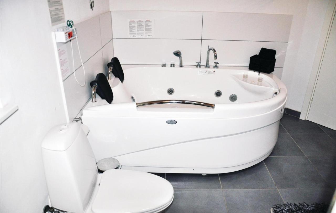 Pet Friendly Home In Augustenborg With Kitchen Asserballeskov Esterno foto